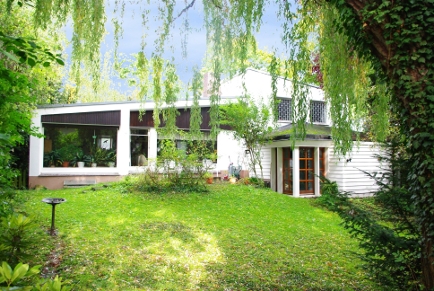 Romantisches Haus im Dornröschenschlaf